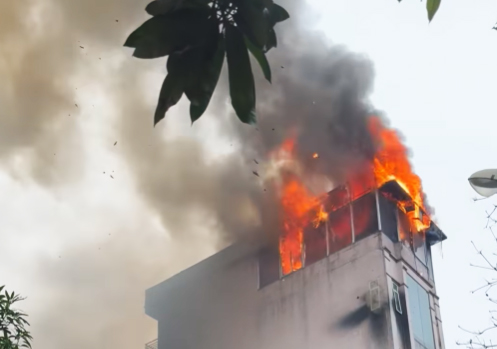Cháy lớn tại cơ sở kinh doanh tiệc cưới, lan sang nhà 7 tầng- Ảnh 2.