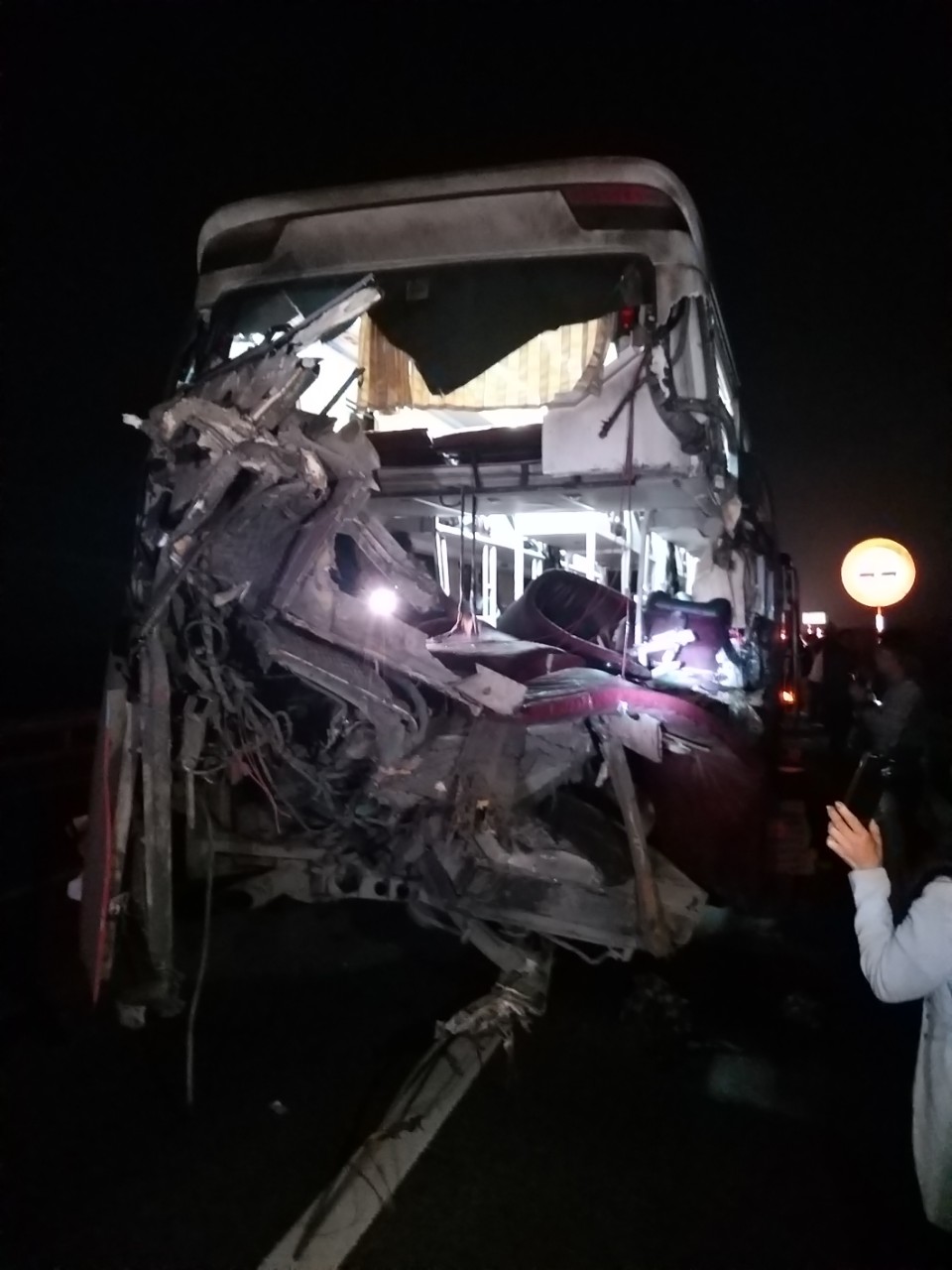 Tai nạn nghiêm trọng trên cao tốc Cam Lộ - La Sơn khiến 2 người chết, 7 người bị thương- Ảnh 4.