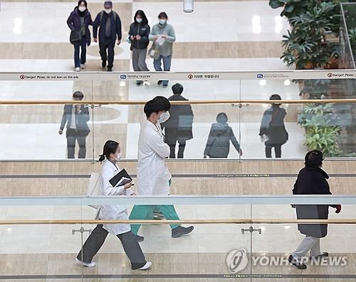 Hàn Quốc gửi thông báo đình chỉ hoạt động cho gần 5.000 bác sĩ - Ảnh 1.