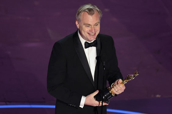 Đạo diễn Christopher Nolan hạnh phúc với tượng Oscar 2024