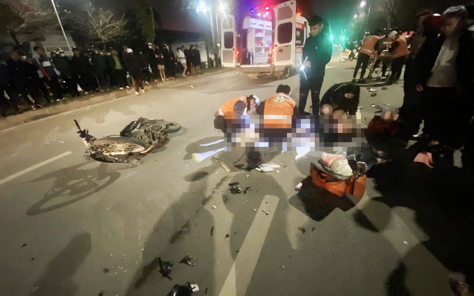 Đâm xe tải chạy ngược chiều, 2 người đi xe máy tử vong tại chỗ - Ảnh 2.