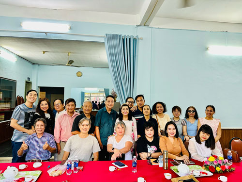 NSND Kim Cương và các tác giả trong Chi hội Tác giả của Hội Sân khấu TP HCM