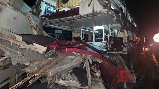 Vụ tai nạn đặc biệt nghiêm trọng trên cao tốc Cam Lộ-La Sơn hôm 10-3 khiến 2 người tử vong và 9 người bị thương