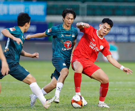 Tiền vệ Nguyễn Tuấn Anh (giữa) trưởng thành từ Học viện HAGL - nay là một trong những ngôi sao của bóng đá Việt NamẢnh: QUỐC AN