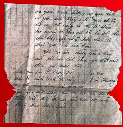 Bức thư của liệt sĩ Nguyễn Văn Phương (quê Thái Bình) gửi về cho gia đình trước khi hy sinh Ảnh: KỲ NAM