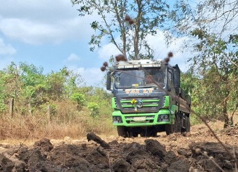 Mỏ cát lậu ngay gần trụ sở xã hoạt động rầm rộ- Ảnh 2.