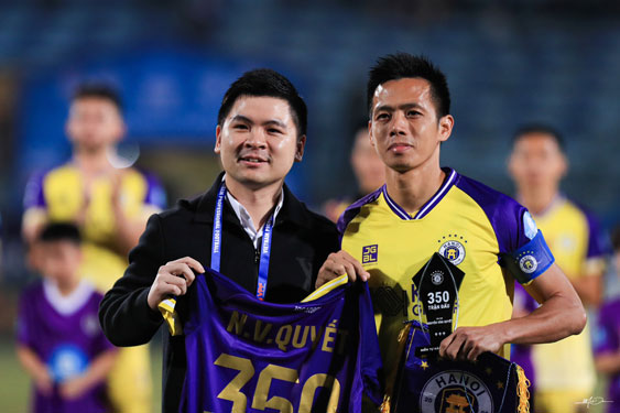 Nguyễn Văn Quyết (phải) đạt cột mốc đã thi đấu 350 trận cho đội Hà Nội Ảnh: THẠO HOÀNG