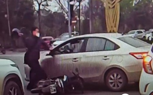Người đàn ông đập vỡ kính ôtô sau va chạm giao thông là cán bộ hải quan