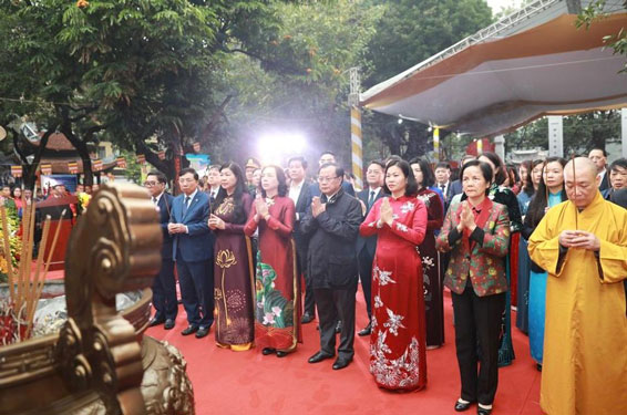 Các đại biểu dâng hương tưởng nhớ hai vị nữ anh hùng cùng các tướng lĩnh tài ba, nghĩa binh trung liệt của Hai Bà, tại Đền Hai Bà Trưng, quận Hai Bà Trưng, TP Hà Nội Ảnh: LINH NGUYỄN