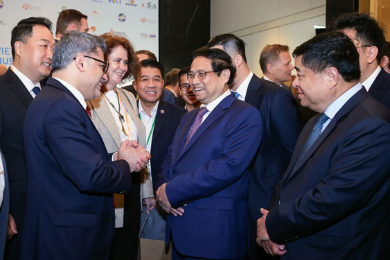 Thủ tướng Phạm Minh Chính trao đổi cùng đại diện các doanh nghiệp FDI và đại biểu. Ảnh: NHẬT BẮC