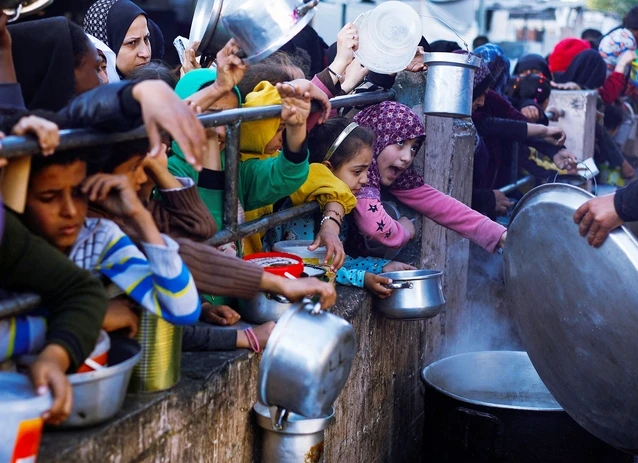 Người dân Palestine chờ nhận thực phẩm tại TP Rafah ở Gaza. Ảnh: Reuters