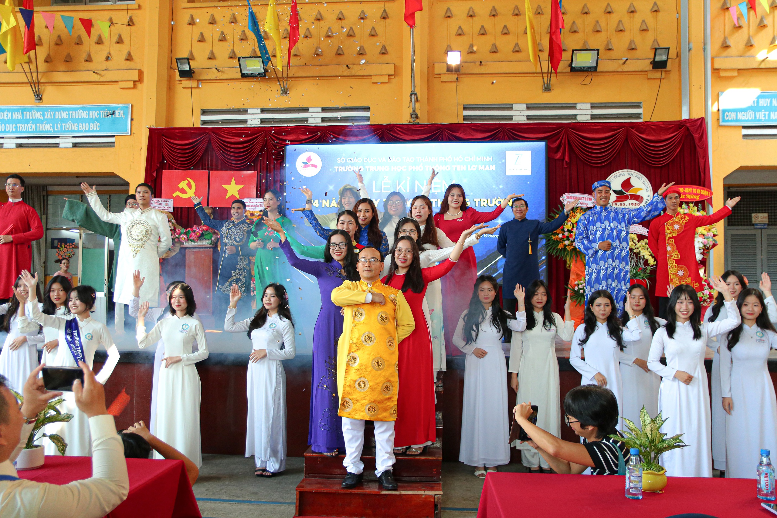 ٹین لو مین اسکول کے روایتی دن پر طلباء کی کئی نسلیں جمع ہوئیں - تصویر 1۔ Nhiều thế hệ học sinh tề tựu trong ngày truyền thống Trường Ten Lơ Man- Ảnh 1.