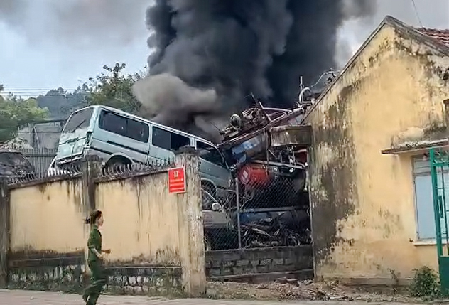 Khánh Hòa: Đang cháy bãi tạm giữ xe vi phạm của công an huyện- Ảnh 1.