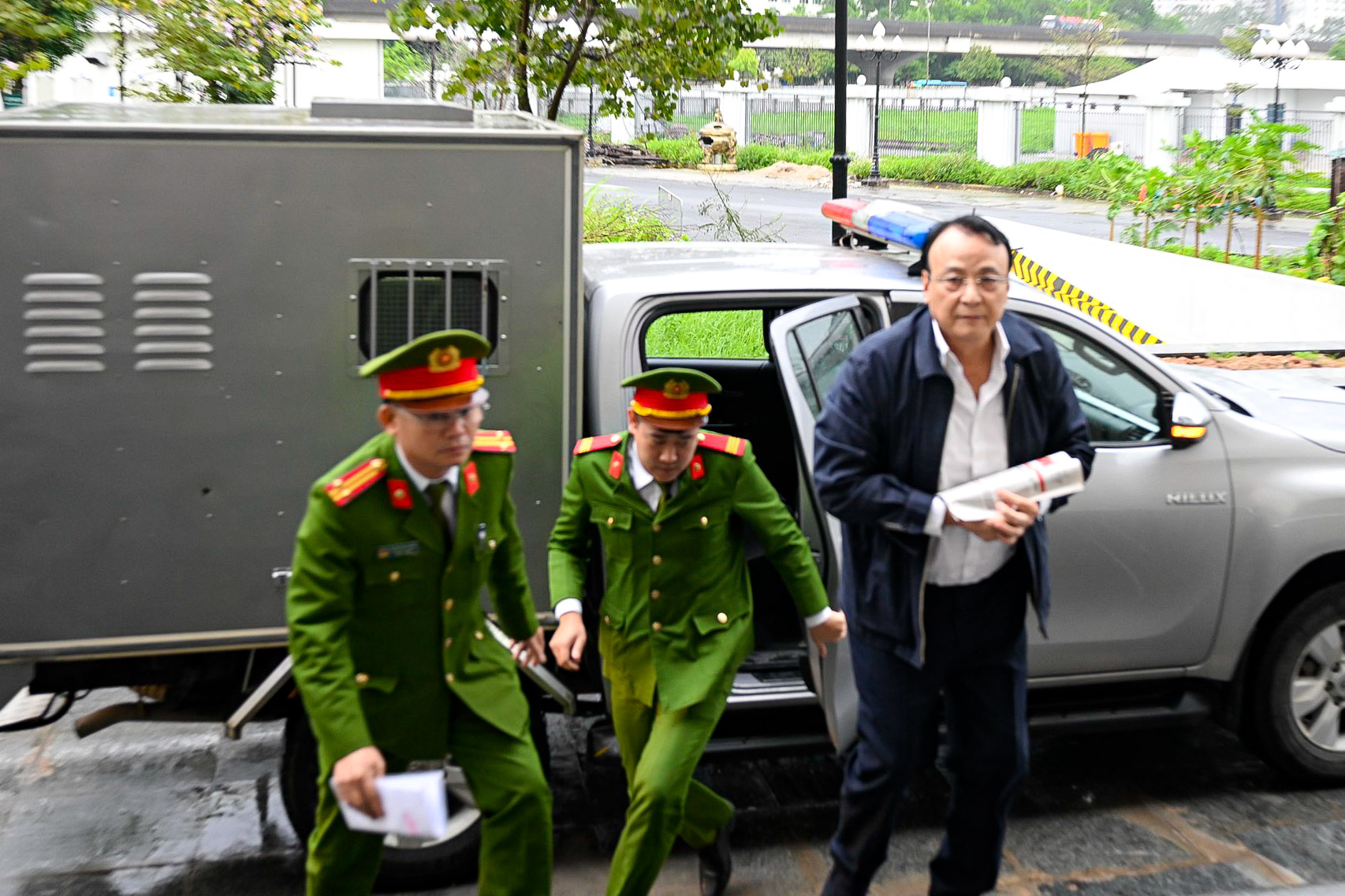 VIDEO: Dẫn giải Chủ tịch Tập đoàn Tân Hoàng Minh Đỗ Anh Dũng tới tòa- Ảnh 2.