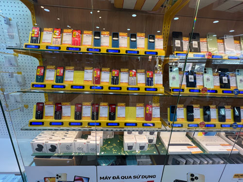 Điện thoại “cục gạch” có hỗ trợ 4G được bày bán tại một cửa hàng ở TP HCM