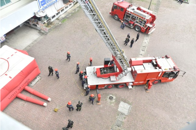 Cứu bệnh nhân tự tử, một bảo vệ bệnh viện rơi lầu tử vong- Ảnh 1.