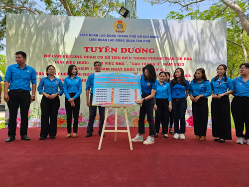 Đại diện các cụm thi đua của LĐLĐ quận Tân Phú, TP HCM đăng ký công trình thi đua Dân vận khéo