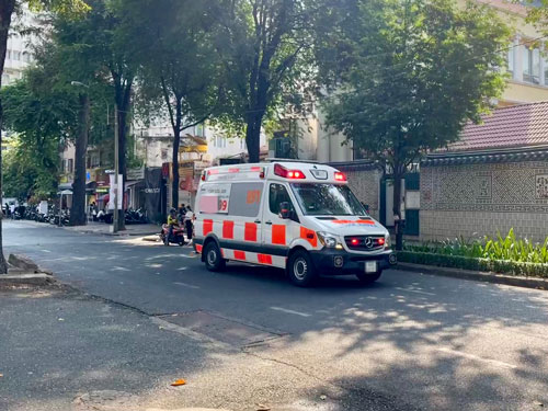 Chiếc xe cấp cứu chỉ phát tín hiệu ưu tiên khi qua ngã tư Nguyễn Du - Huyền Trân Công Chúa (quận 1, TP HCM)