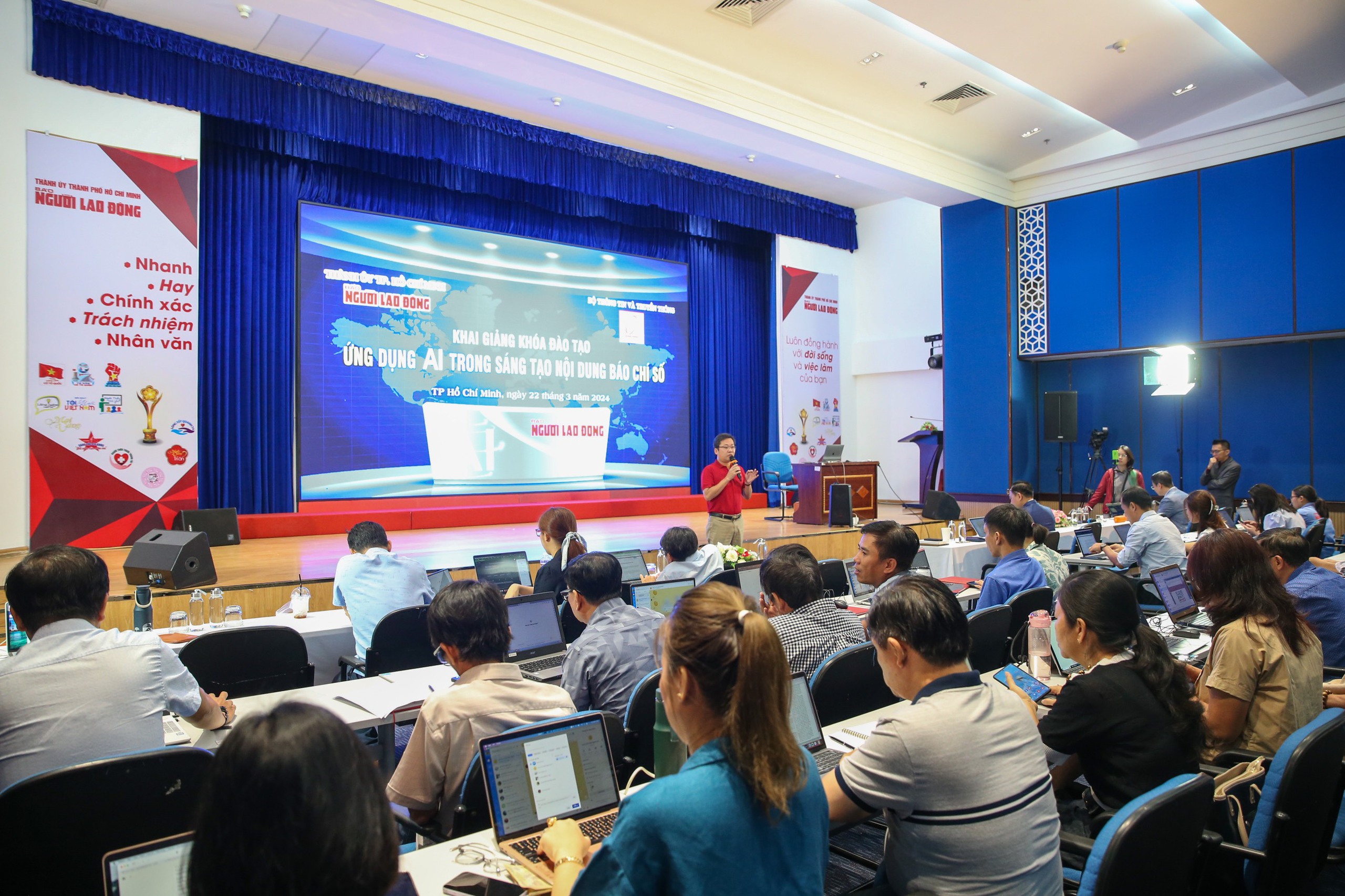 Báo Người Lao Động khai giảng khóa đào tạo ứng dụng AI trong sáng tạo nội dung báo chí số- Ảnh 1. Báo Người Lao Động khai giảng khóa đào tạo ứng dụng AI trong sáng tạo nội dung báo chí số- Ảnh 1.