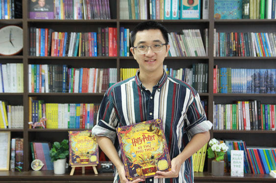 Phạm Quang Phúc đảm đương việc vẽ minh họa bìa, bìa lót và 16 trang đôi trong cuốn “Harry Potter - Kỳ thư phù thủy”.  (Ảnh do nhân vật cung cấp)