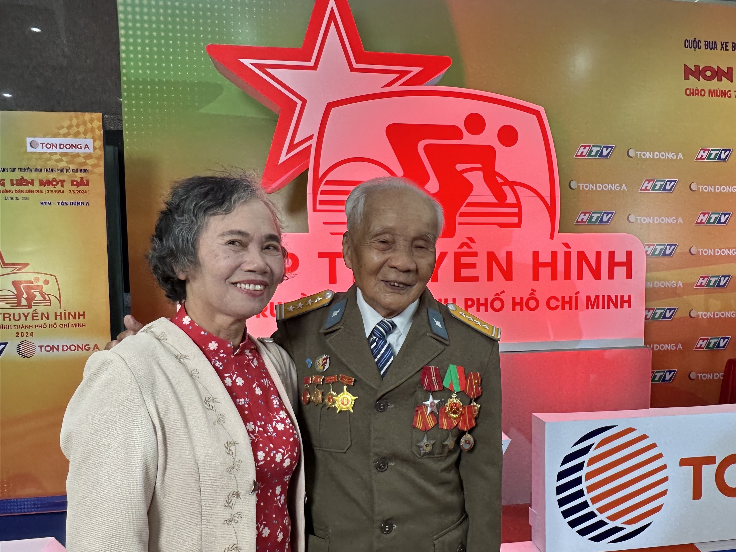 Cựu binh Điện Biên Phủ tặng huy hiệu 