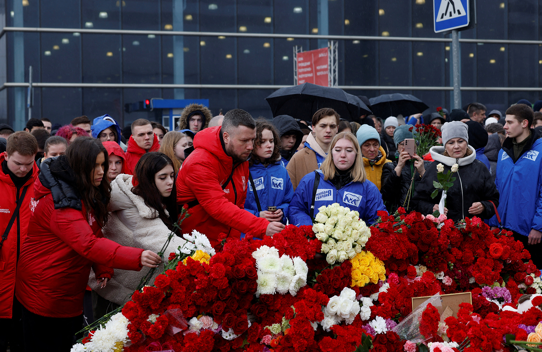 Người dân tưởng niệm các nạn nhân bên ngoài khu phức hợp Crocus City Hall gần thủ đô Moscow - Nga ngày 24-3 Ảnh: REUTERS Người dân tưởng niệm các nạn nhân bên ngoài khu phức hợp Crocus City Hall gần thủ đô Moscow - Nga ngày 24-3 Ảnh: REUTERS