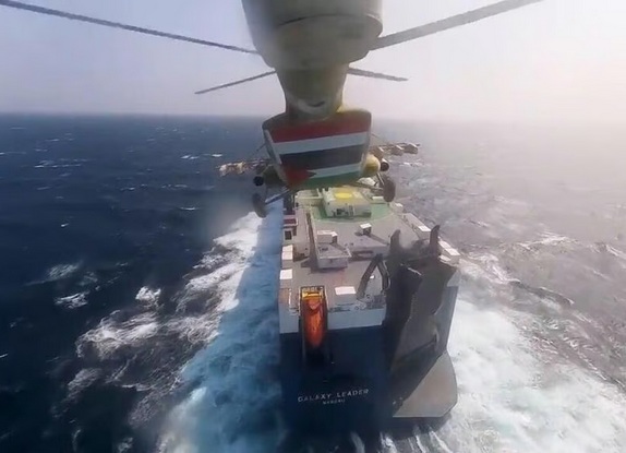Hình ảnh Houthi bắt tàu hàng Galaxy Leader vào tháng 11 năm ngoái. Ảnh: Ynet News