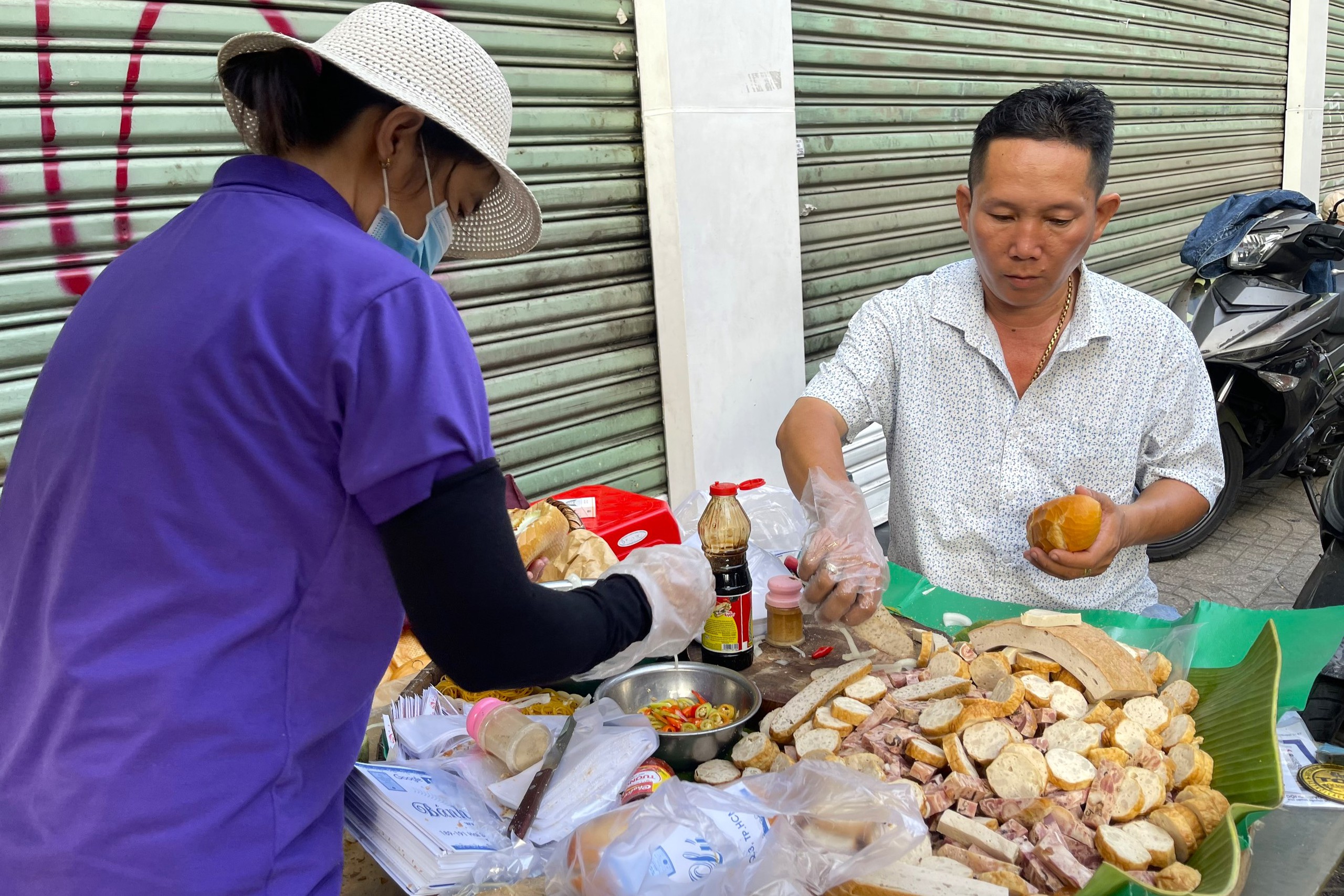 VIDEO: Dậy từ sớm chờ mua bánh mì Cụ Lý ở TP HCM - Ảnh 2.