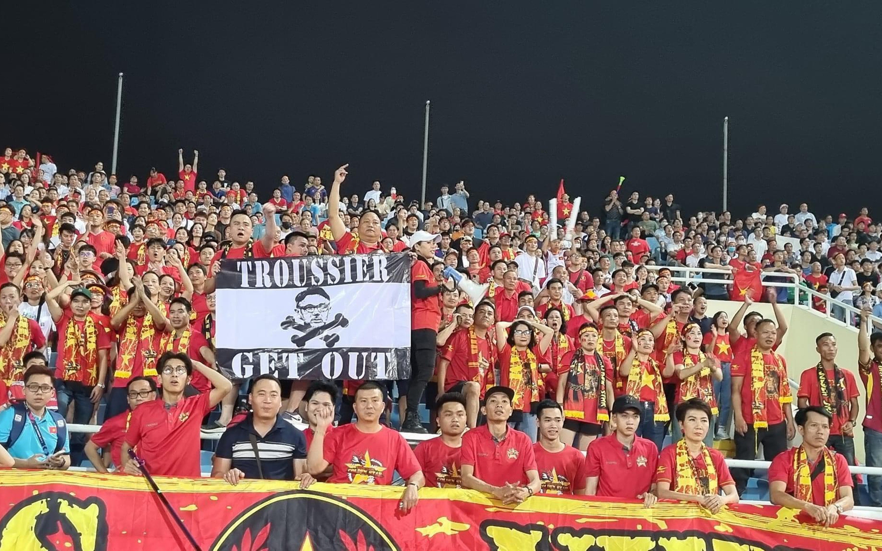 Ngay sau trận Việt Nam - Indonesia 0-3: Chấm dứt hợp đồng với HLV Troussier