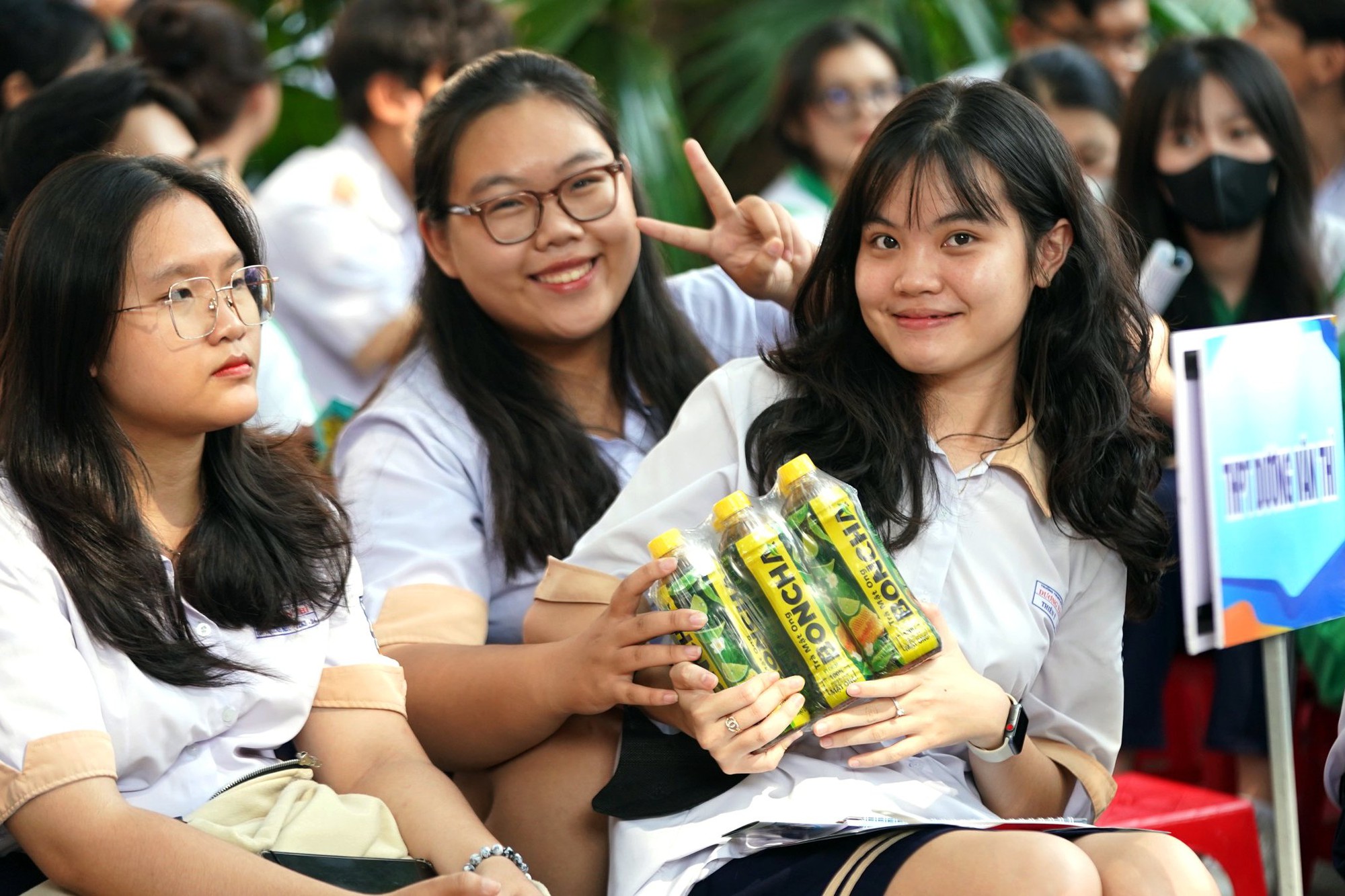 A group of young women holding drinks  Description automatically generated