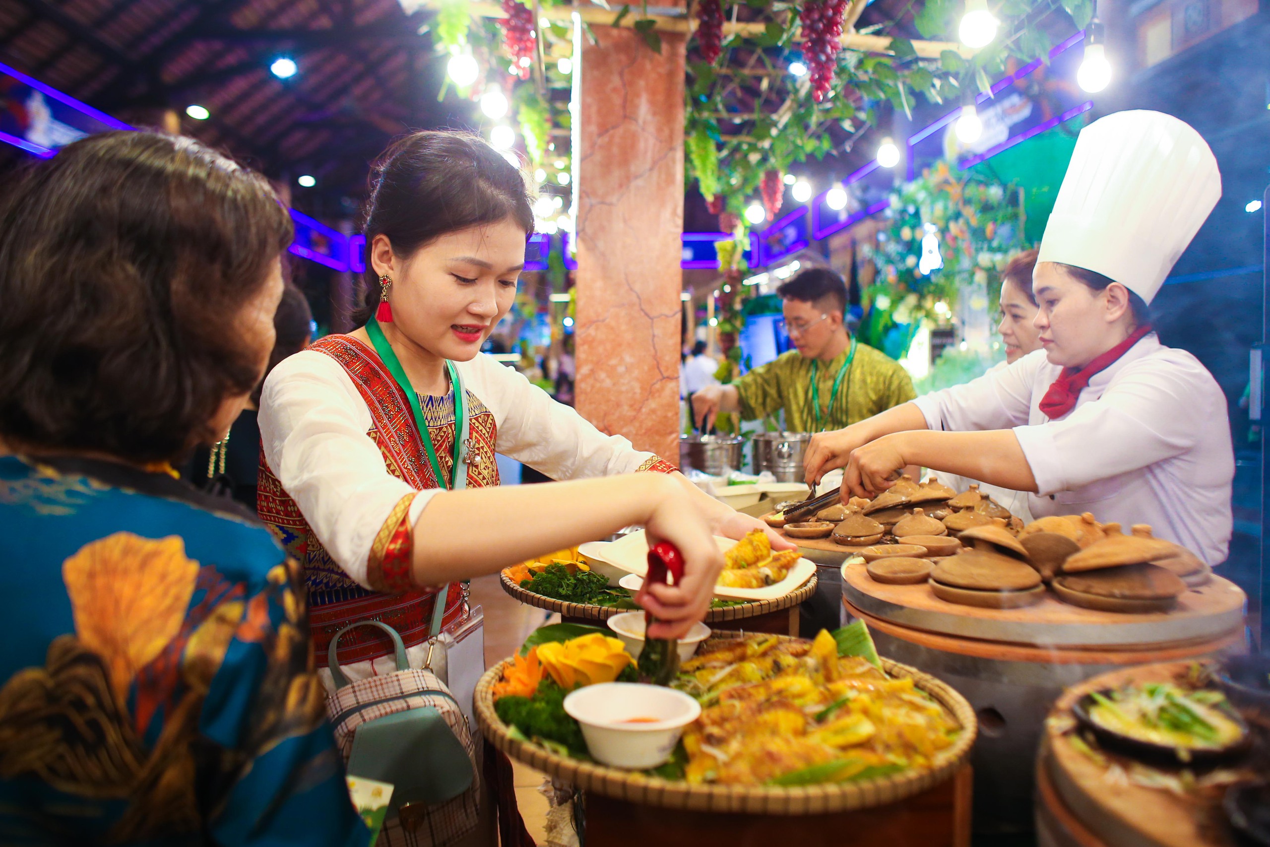 Độc đáo “vừa đi vừa nấu” tại Lễ hội Văn hóa Ẩm thực, Món ngon Saigontourist Group 2024- Ảnh 6.