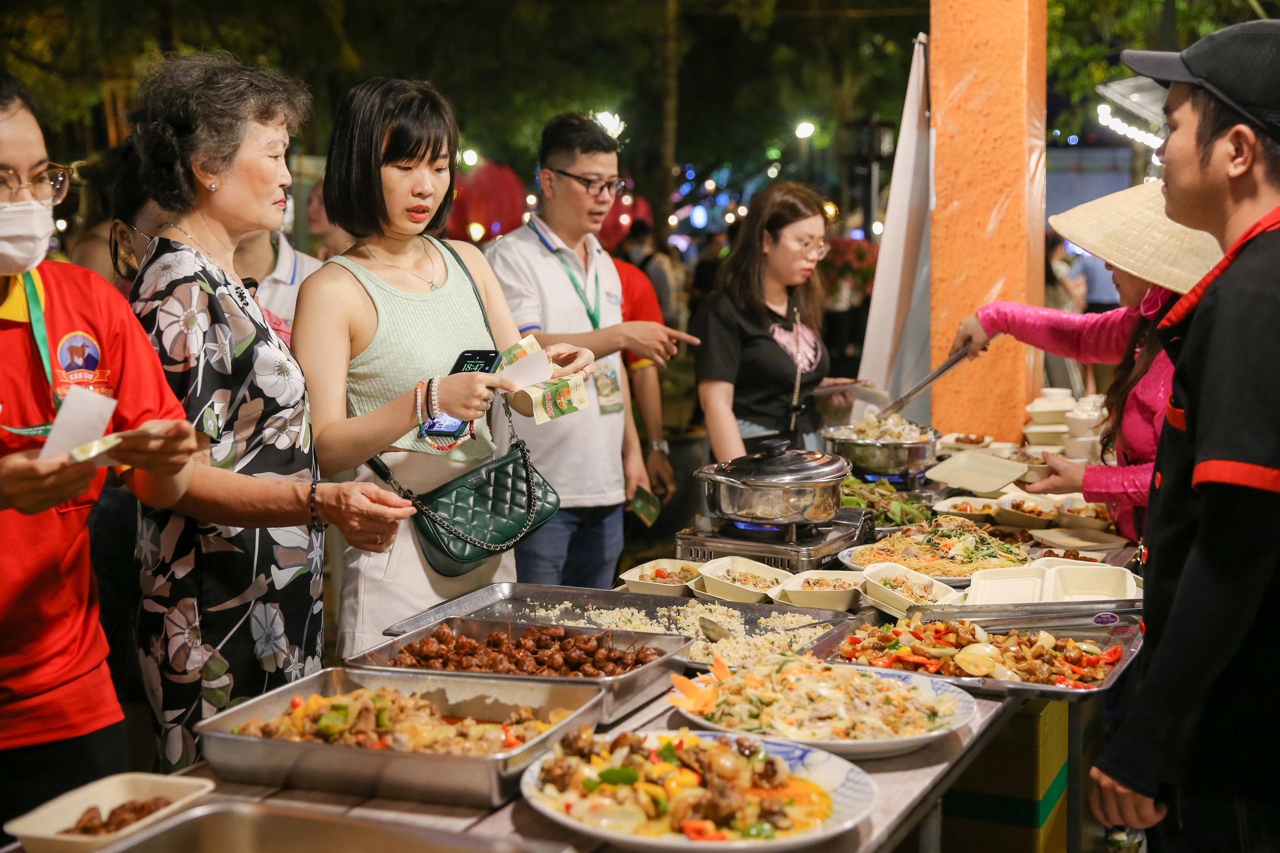 Độc đáo “vừa đi vừa nấu” tại Lễ hội Văn hóa Ẩm thực, Món ngon Saigontourist Group 2024- Ảnh 8.