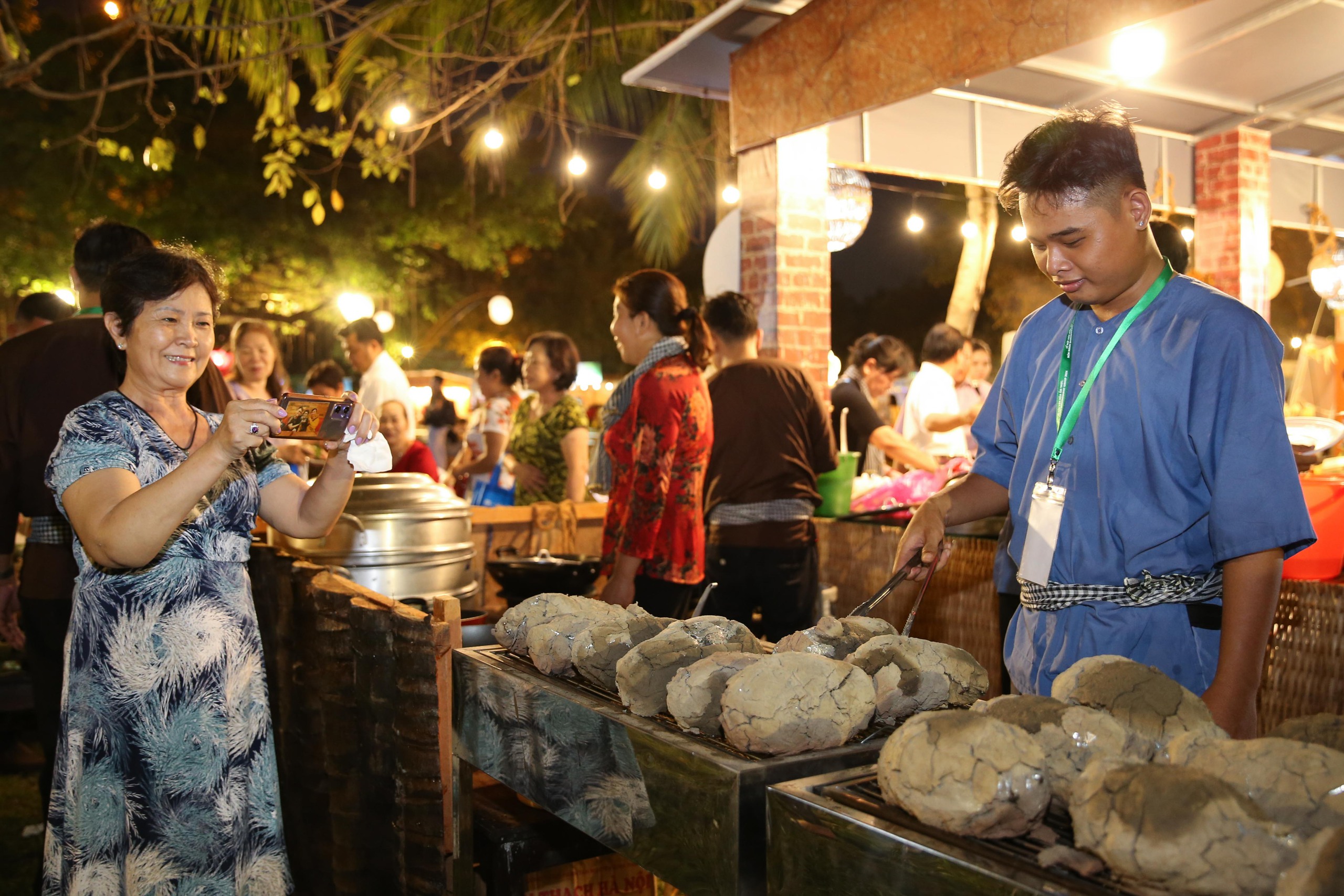 Độc đáo “vừa đi vừa nấu” tại Lễ hội Văn hóa Ẩm thực, Món ngon Saigontourist Group 2024- Ảnh 7.