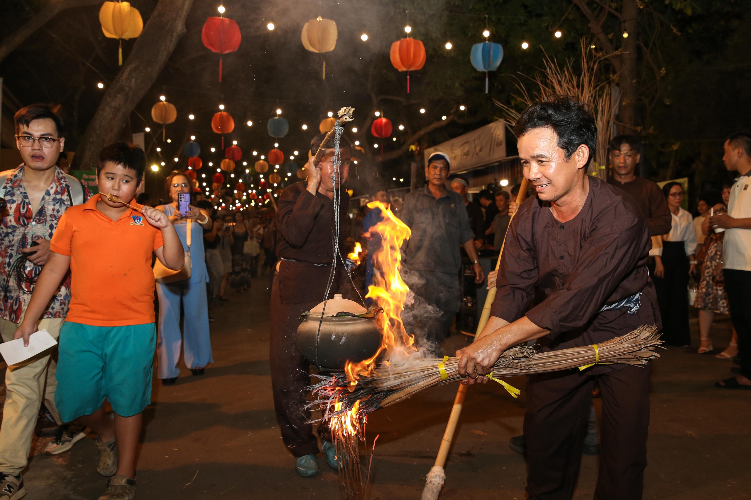 Độc đáo “vừa đi vừa nấu” tại Lễ hội Văn hóa Ẩm thực, Món ngon Saigontourist Group 2024- Ảnh 11.