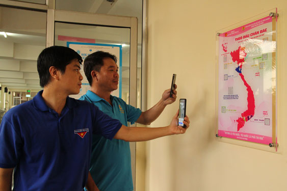 Đảng viên, người lao động Công ty CP Đầu tư Thương mại Thủy sản (KCN Vĩnh Lộc, TP HCM) quét mã QR mô hình Không gian Văn hóa Hồ Chí Minh