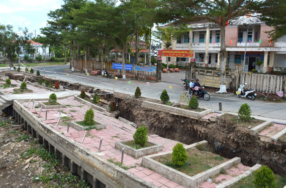 Nhiều tuyến lộ giao thông nông thôn ở huyện Trần Văn Thời, tỉnh Cà Mau bị sụt lún đã gây ảnh hưởng đến đời sống của người dân Ảnh: VÂN DU