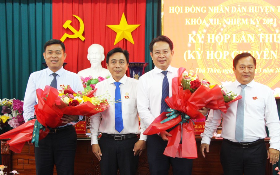 Hai tân chủ tịch huyện ở Long An được bầu với số phiếu đạt 100%