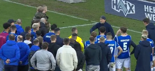Thua đậm 0-6, các cầu thủ Darmstadt bị fan giáo huấn ngay tại sân- Ảnh 1.