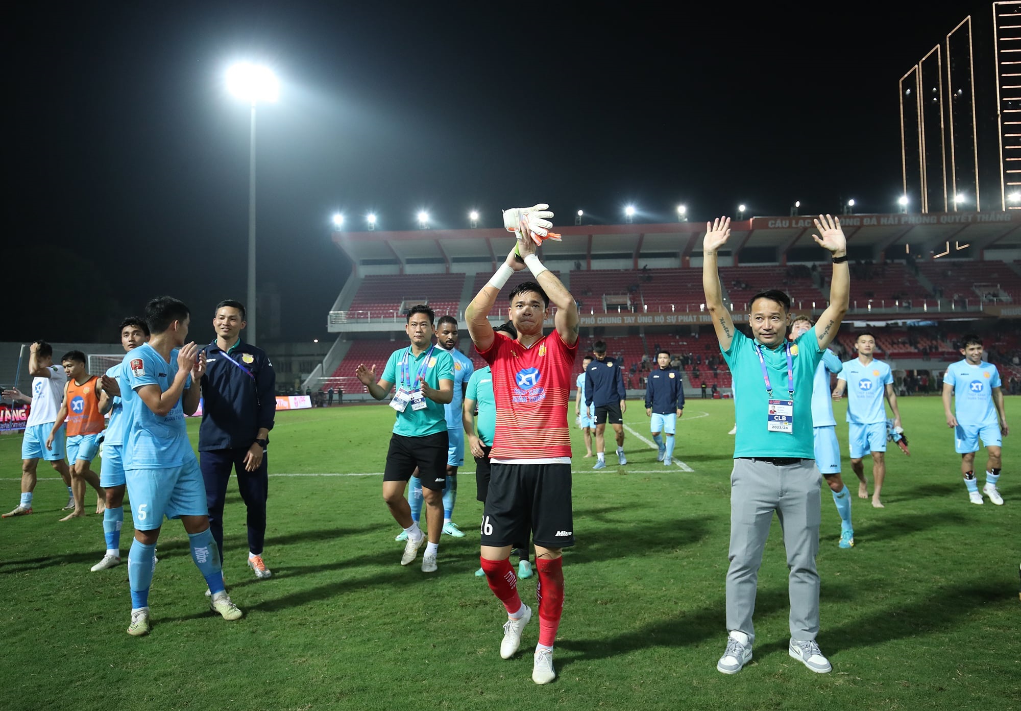 Nam Dinh کوچ وو ہانگ ویت کے ساتھ پیش قدمی - تصویر 1۔ Nam Định thăng tiến với HLV Vũ Hồng Việt- Ảnh 1.