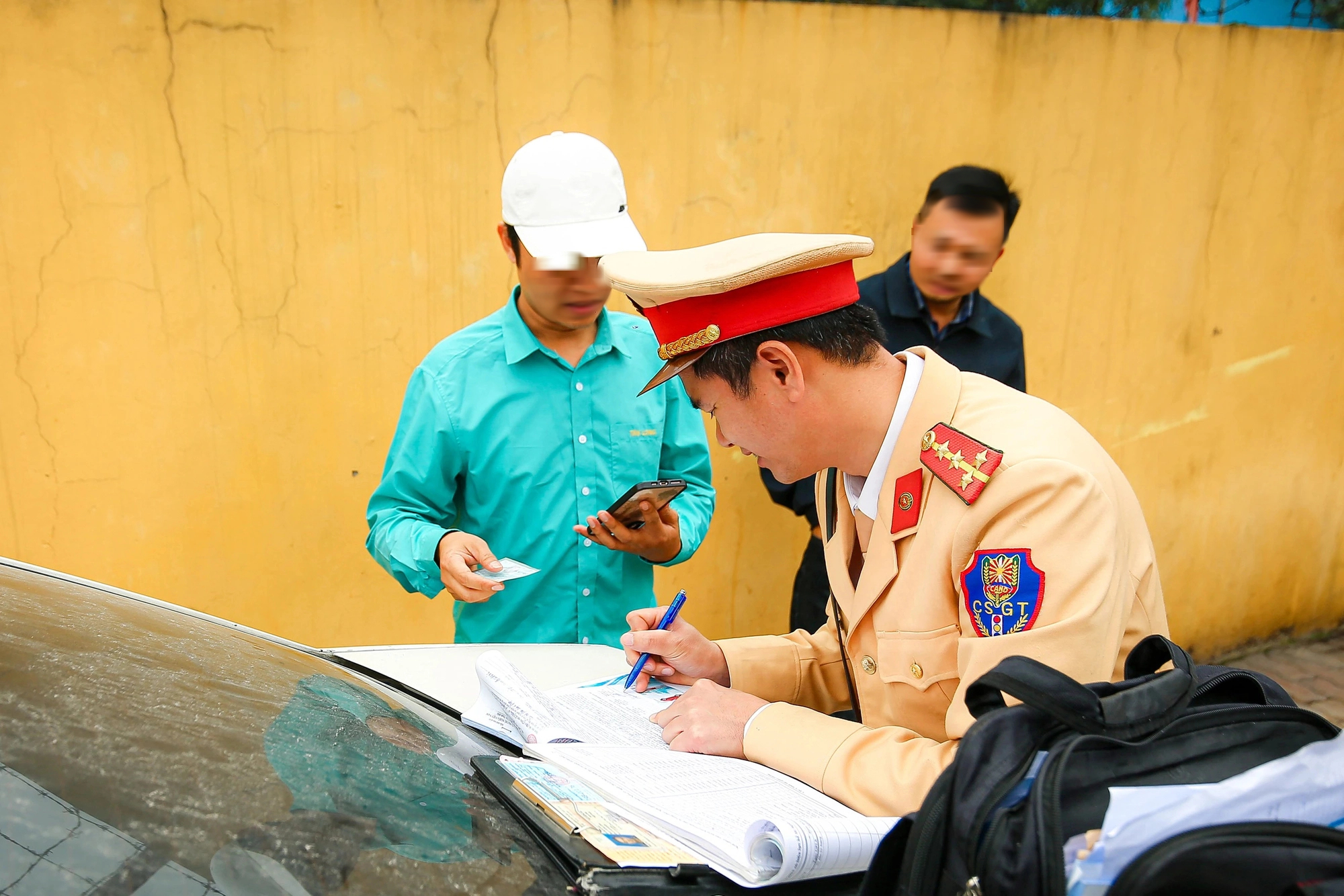 Công an Hà Nội mật phục xử lý xe khách đón trả khách sai quy định- Ảnh 12.