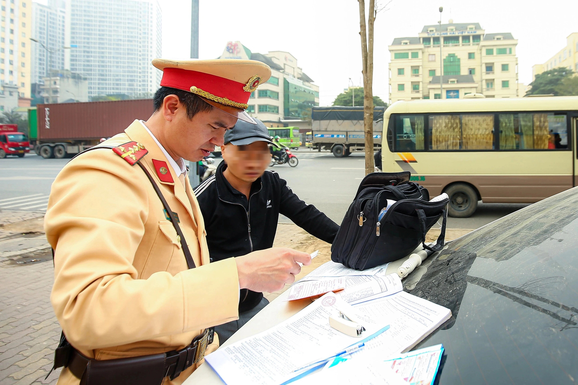 Công an Hà Nội mật phục xử lý xe khách đón trả khách sai quy định- Ảnh 10.