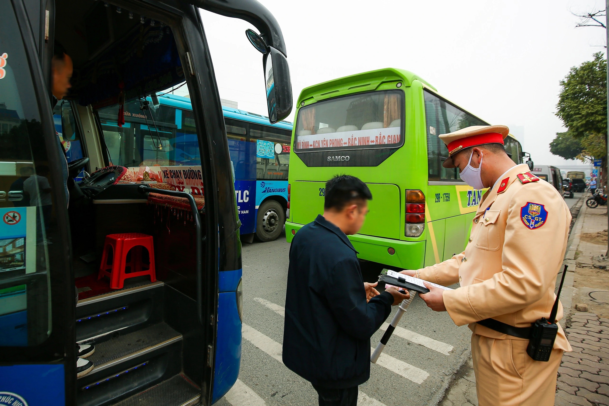 Công an Hà Nội mật phục xử lý xe khách đón trả khách sai quy định- Ảnh 6.