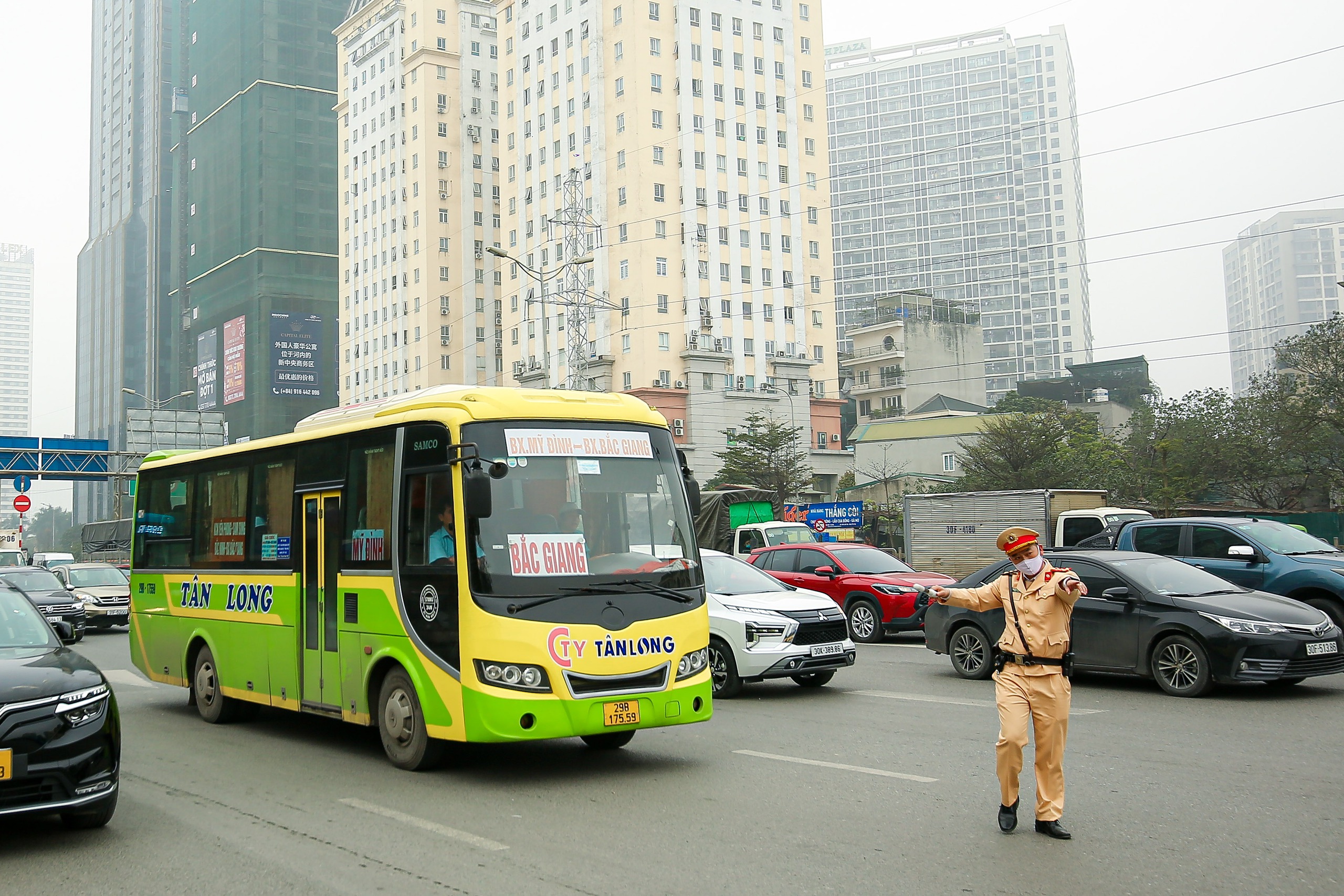 Công an Hà Nội mật phục xử lý xe khách đón trả khách sai quy định- Ảnh 11.