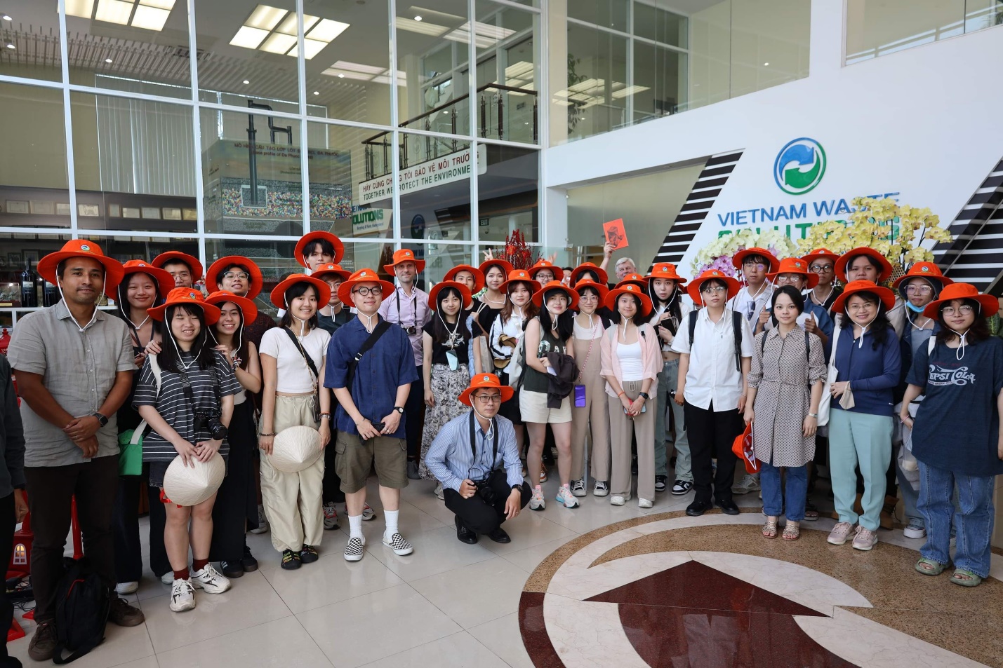 Đoàn sinh viên ĐH Kiến Trúc TP HCM và ĐH Hồng Kông tham quan VWS- Ảnh 2.