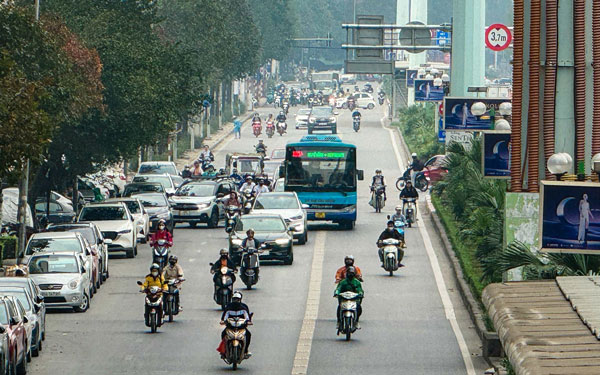 Tình trạng xe buýt lấn làn, tạt đầu diễn ra thường xuyên ở Hà Nội (trong ảnh là xe buýt thường lấn làn xe buýt nhanh BRT) Ảnh: HỮU HƯNG Tình trạng xe buýt lấn làn, tạt đầu diễn ra thường xuyên ở Hà Nội (trong ảnh là xe buýt thường lấn làn xe buýt nhanh BRT) Ảnh: HỮU HƯNG