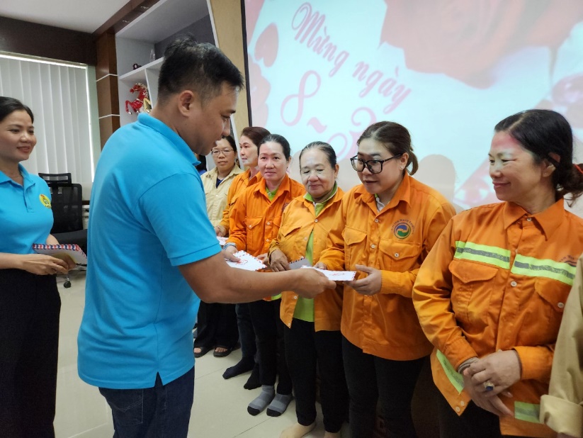 Công đoàn VWS tặng quà cho nữ công nhân dịp 8-3- Ảnh 2.