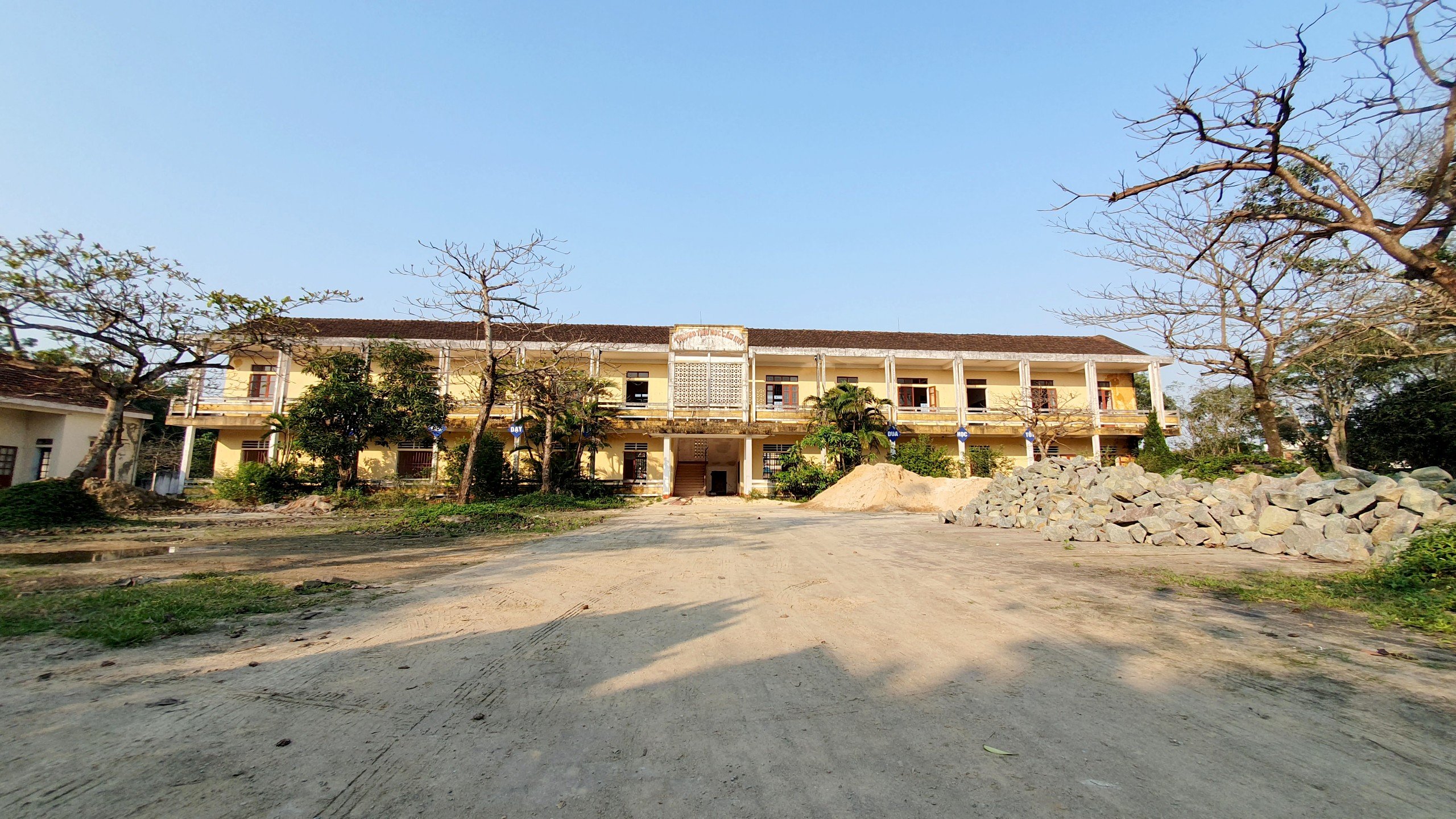 Hình ảnh xót xa tại các trụ sở, trường học tiền tỉ bị bỏ hoang ở Hà Tĩnh- Ảnh 21. Hình ảnh xót xa tại các trụ sở, trường học tiền tỉ bị bỏ hoang ở Hà Tĩnh- Ảnh 21.