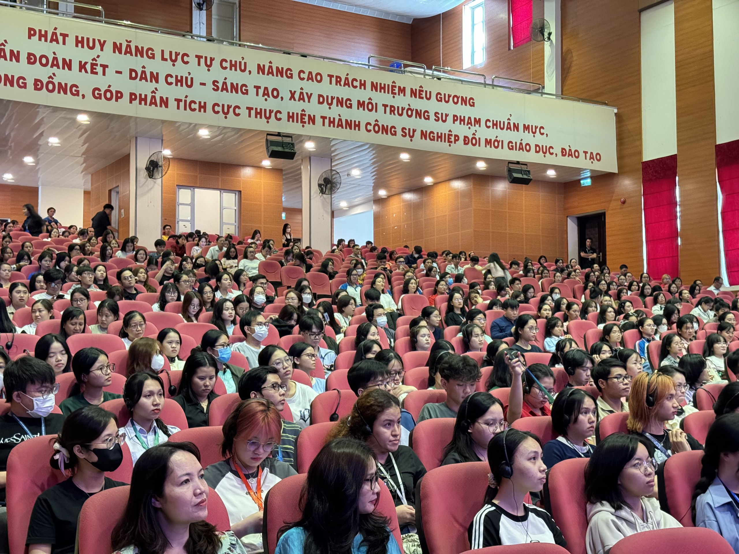 Phụ nữ Việt Nam truyền cảm hứng với sinh viên bằng tiếng Pháp- Ảnh 1.