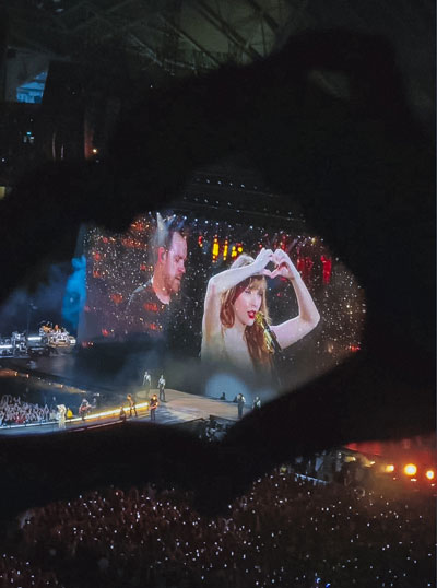 Nhiều bạn trẻ Việt Nam lặn lội qua Singapore để vỡ òa hạnh phúc, choáng ngợp khi Taylor Swift biến hóa linh hoạt trên sân khấu, hát hơn 40 bài