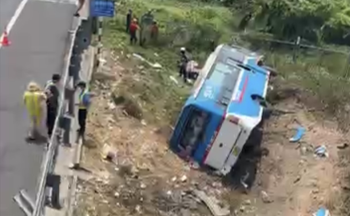 NÓNG: Lật xe trên đường cao tốc TP HCM - Trung Lương, nhiều người nhập viện- Ảnh 2.